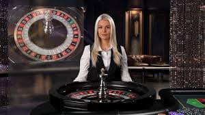 Dealer roulette Prancis di capung4d sedang memutar roda untuk hasil undian